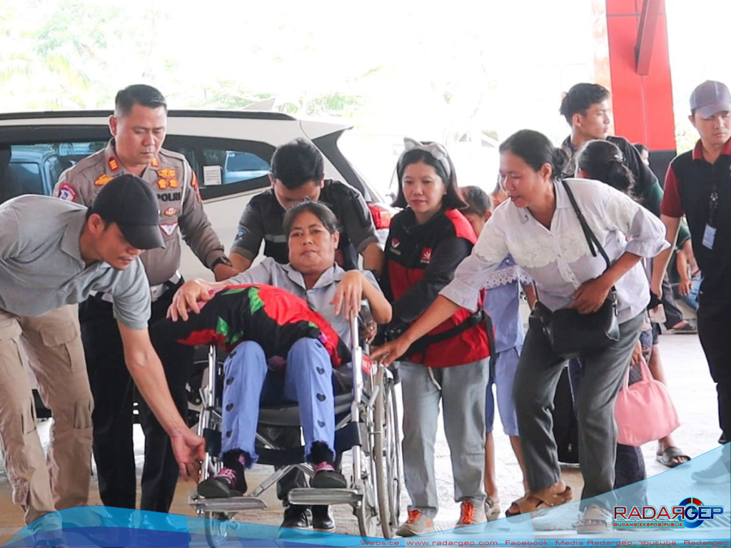 Kasat Lantas Polres Nias Mengantar Ibu Sitina Gea ke Bandara Binaka